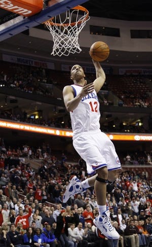 The 76ers' Evan Turner goes up for a left-handed dunk during Sunday's victory over the Warriors. (AP Photo/Matt Slocum)