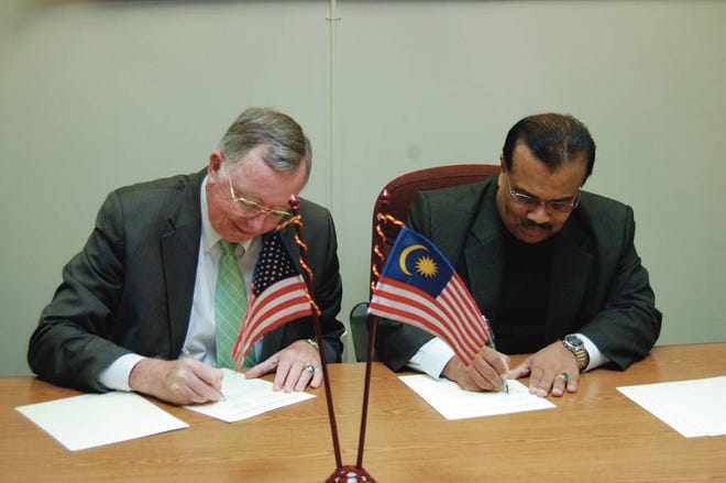 Keuka College President Dr. Joseph Burke and Prof. Dato’ Dr. Mohamed Mustafa Ishak sign a memorandum of understanding.