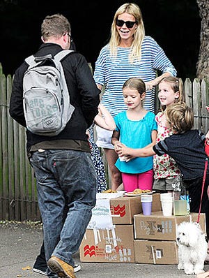 Gwyneth Paltrow and her family set up lemonade stand