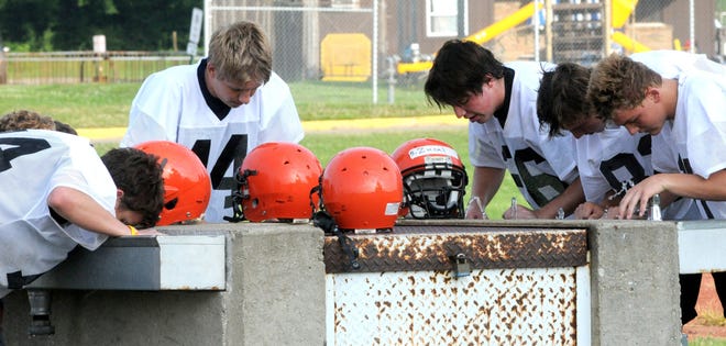 REPOSITORY STAN MYERS
n Hoover's Freshmen Football Team take a water break during their early morning practice.