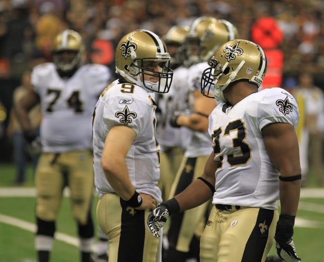 New Orleans Saints quarterback Drew Brees and running back Pierre Thomas prepare for an offensive play.