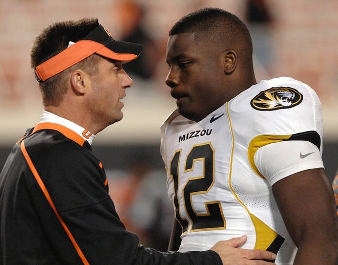 Oklahoma State Coach Mike Gundy talks with former Missouri linebacker Sean Weatherspoon after their teams met in Stillwater two years ago.