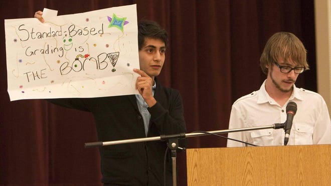 A trial 1-to-4 grading scale prompts comments from Nelson Montealvo, left, and Austin Labrie, both 16, at a forum at Round Rock High School on Tuesday.