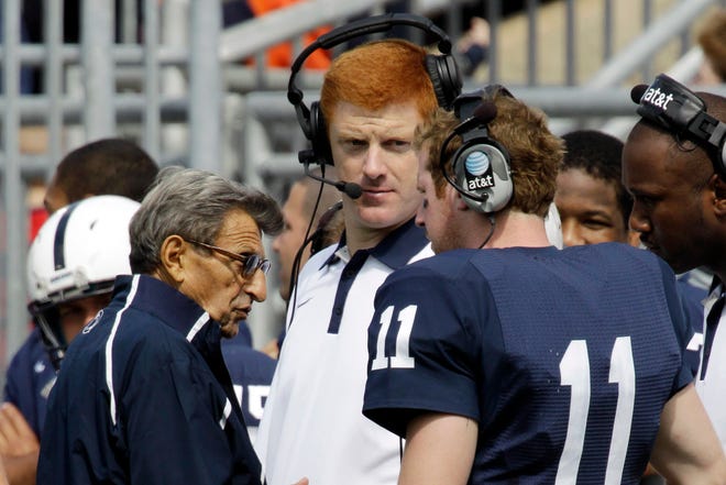 Mike McQueary, center, listens as former Penn State head football coach Joe Paterno, left, talks to quarterback Matt McGloin.
