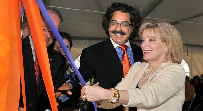 Illinois businessman Shahid Khan along with his wife, Ann, on the campus of University of Illinois near a building named after him in Champaign, Ill.