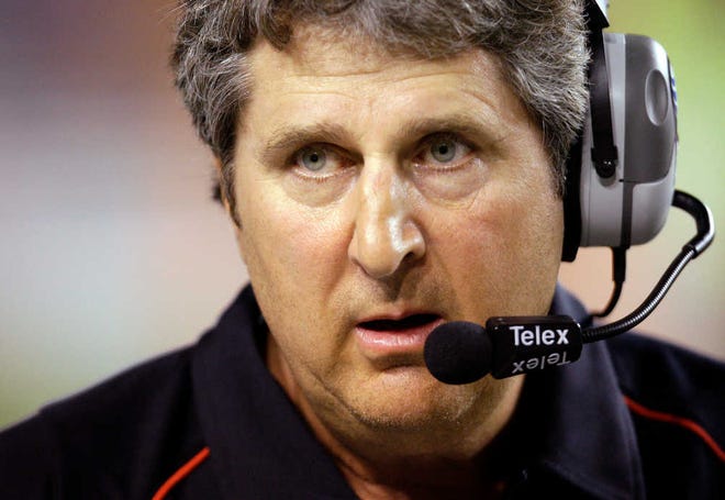 Former Texas Tech coach Mike Leach has reached an agreement to be the new football coach at Washington State, with a base annual salary of $2 million, supplemental income of $250,000 a year, plus performance incentives.