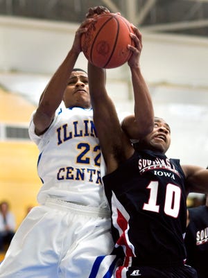 Illinois Central College's Kenny Jones (22) and Southeast's Deonte Houston fight for a rebound Wednesday night at ICC.