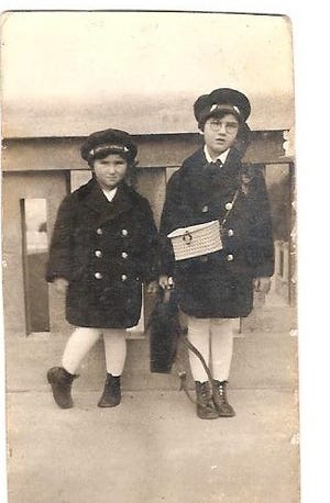Susanne Fiore, left, and her older sister, Marianne, in Vienna circa 1930.
