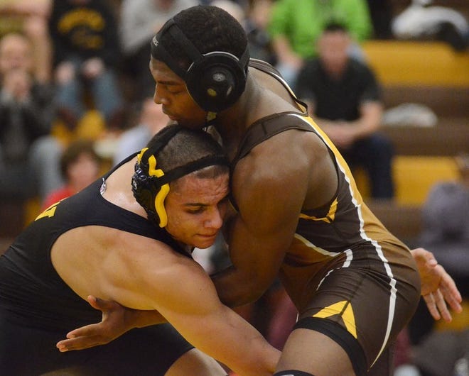 170 lbs. (l) Mooestown's Ernesto Padilla and Delran's Shaquille
Lawrence go for control. Padilla won his match 3-2.
