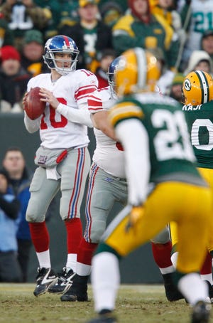 Giants quarterback Eli Manning looks for a receiver during the first the first half of New York's victory over the Packers on Sunday in Green Bay, Wis.