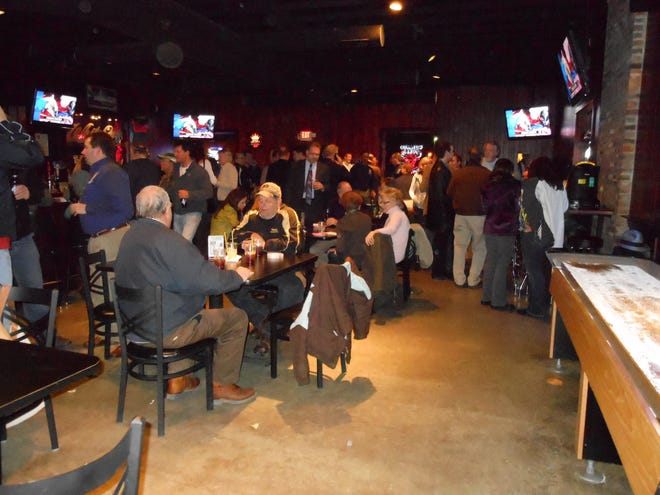 Ipava State Bank and White Oaks Sports Bar host Canton Chamber Business After Hours