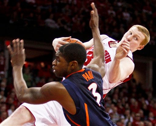 Wisconsin's Mike Bruesewitz, behind, grabs a defensive rebound against Illinois' Brandon Paul during the first half of an NCAA college basketball game Sunday, March 4, 2012, in Madison, Wis. (AP Photo/Andy Manis)