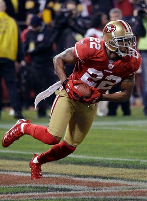 Cornerback Carlos Rogers, the former Butler High star who made the Pro Bowl last season, re-signed with the NFC West champion 49ers.