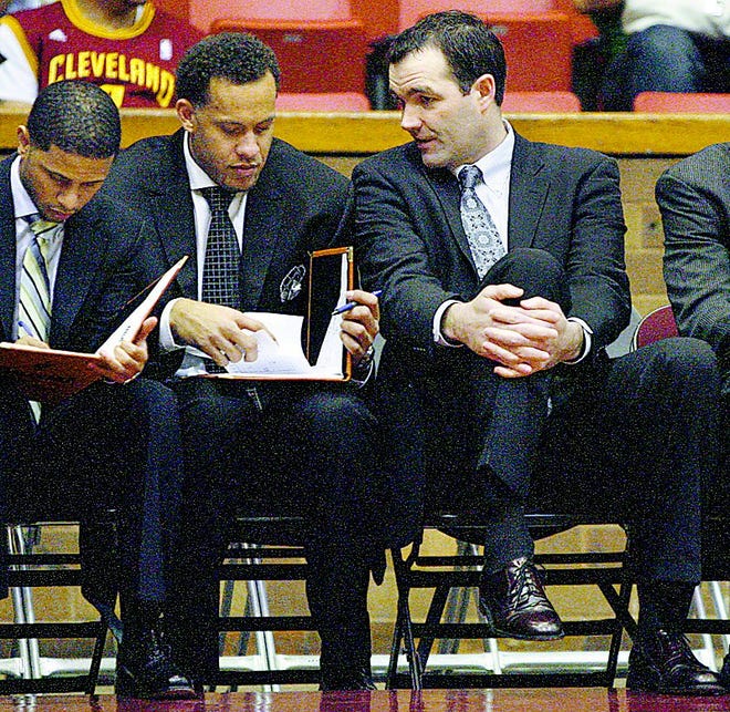 Canton Charge head coach Alex Jensen (right) talks on the bench with assistant coach Ira Newble, a former Cavaliers player, during a recent game.