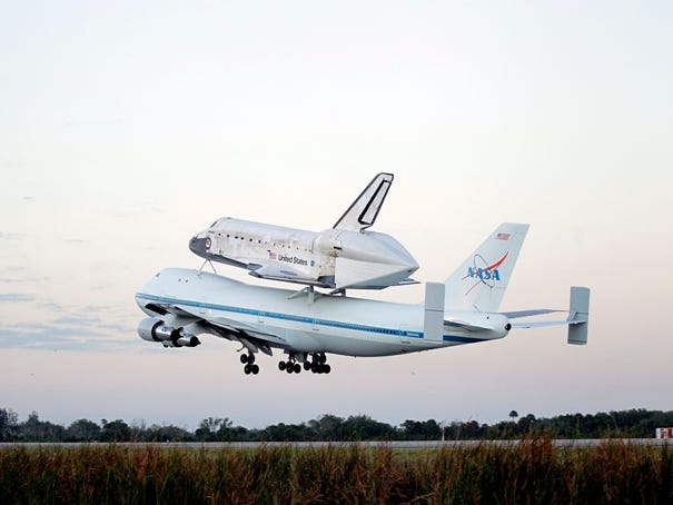 Space shuttle Discovery salutes nation's capital