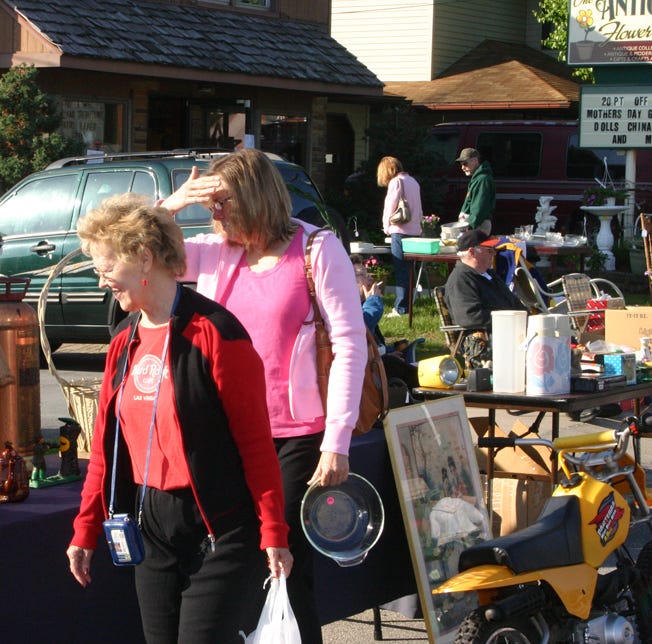 Shoppers browse at The Record Herald’s yard sale last year. This year, the sale will be held Saturday, June 23.