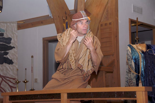 Christian speaker, writer and producer Steven Mosley portrayed many different characters as he performed “Chosen Garment: The Whole Bible in One Act” in Pontiac Wednesday. Luke Smucker photo for Pontiac’s First Lutheran Church and the community Wednesday evening.