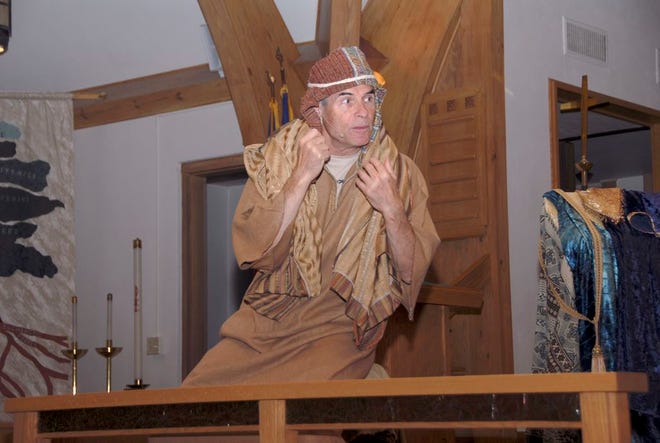 Christian speaker, writer and producer Steven Mosley portrayed many different characters as he performed “Chosen Garment: The Whole Bible in One Act” in Pontiac Wednesday. Luke Smucker photo for Pontiac's First Lutheran Church and the community Wednesday evening.