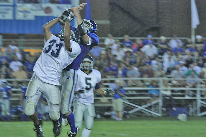 Monmouth-Roseville's Martel Hunter goes up for a catch last season.