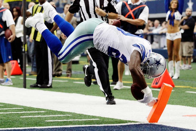 Dallas running back DeMarco Murray dives in for a touchdown Sunday against Tampa Bay in the first half in Arlington.