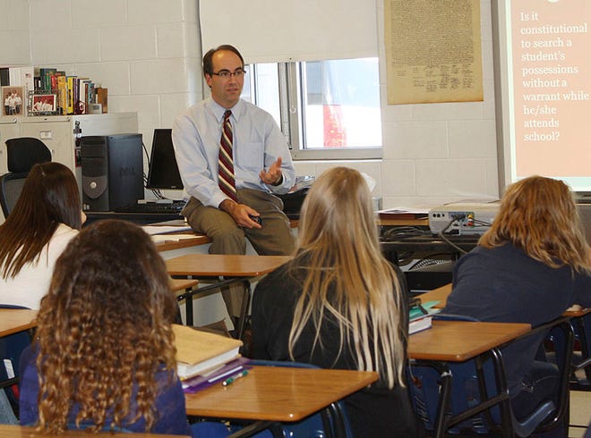 Judge Mark A. Fellheimer spoke to students at Prairie Central High School recently, as part of the “Bringing the Courtroom to the Classroom” program that was launched in the spring of 2012 by the IJA (Illinois Judges Association).