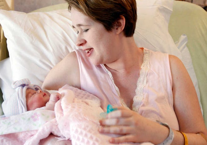 LeeAnn Taylor-Dragon holds her newborn baby, Katelyn, at Christus Spohn Hospital South in Corpus Christi in 2011. U.S. births fell for the fourth year in a row, the government reported Tuesday.