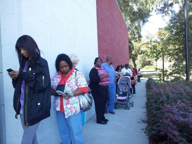 Voters line up at the Southwest Chatham Public Library Friday for the last day of early voting during the 2012 election season (Cate Mafera/Savannah Morning News).