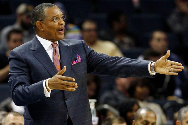 Suns head coach Alvin Gentry argues a call during the first half against the Bobcats in Charlotte on Wednesday.
