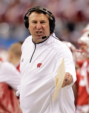 Wisconsin coach Bret Bielema talks to his team during the first half of the Big Ten championship NCAA college football game against Nebraska on Saturday, Dec. 1, 2012, in Indianapolis. (AP Photo/AJ Mast)