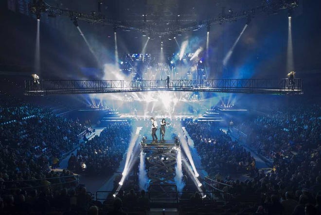Provided by Bob Carey The "Hallmark Channel Presents Trans-Siberian Orchestra 2012" features lots of lights, pyrotechnics and high-tech special effects in addition to holiday music.
