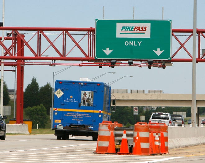 Cars pass through the PikePass lane on the Kilpatrick Turnpike in Oklahoma City, OK, Tuesday, June 2, 2009. By Paul Hellstern, The Oklahoman