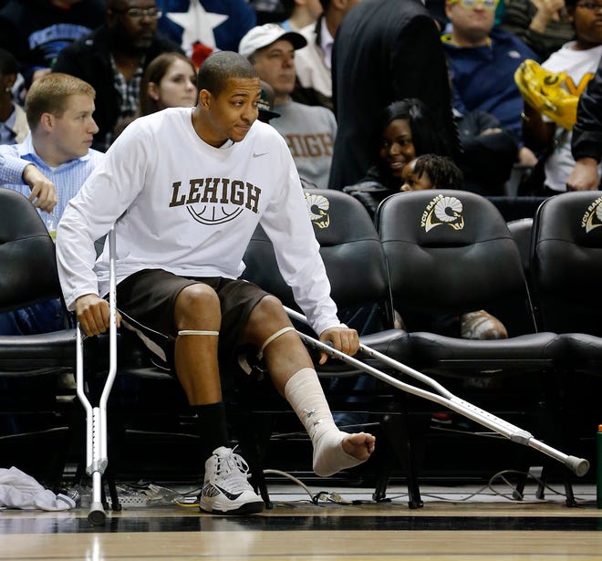 Lehigh's C.J. McCollum returns to his bench midway through the second half after being injured during the first half of an NCAA college basketball game against VCU in Richmond, Va., on Saturday. McCollum is the nation's leading scorer at 25.7 points per game.