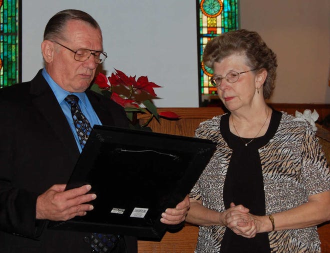 Pastor Tom Adams presents Aritha Keene with her DSA honor. Contributed photo.