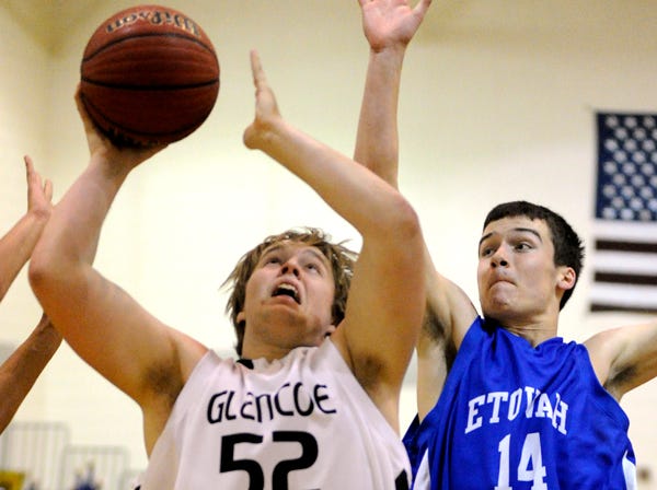 Glencoe’s Scott Bradley shoots in front of the defense of Etowah’s Chris Steele during Tuesday night’s game.