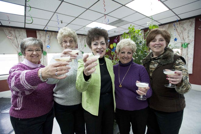 Ryan McBride/Staff photographer Lyn’s Looking Glass Beauty Salon celebrated their 40th anniversary in downtown Dover last week. Pictured is Owner Lyn Brown (center) and left to right, Palma Smith, Sharon Canney, Lyn Brown, Robbin Willoughby and Debbie Brewster.