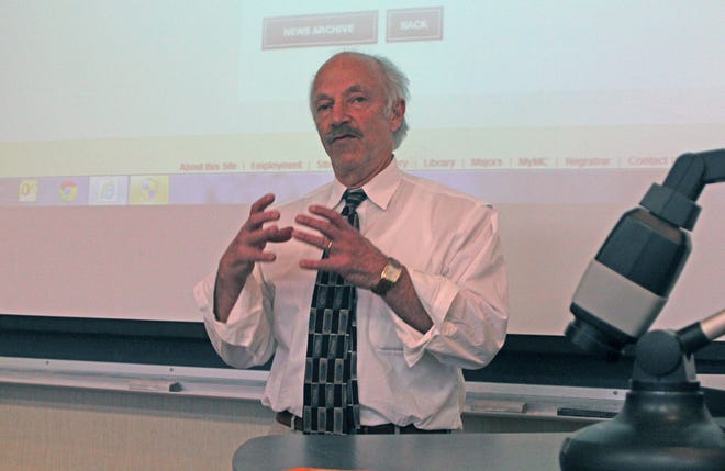 David Lee Hoffman, an American tea businessman, spoke to a Monmouth College class Tuesday.