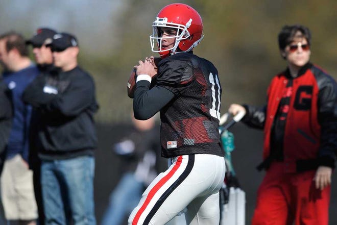 Georgia quarterback Aaron Murray throws a pass during a spring football practice on Thursday in Athens. (AJ Reynolds/Staff)