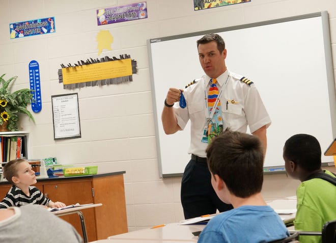 JOHN DAVIDSON | GADSDEN TIMES
Southwest Airlines pilot Brian Hagedorn, a native of Gadsden, teaches fifth-grade students Thursday at Centre Middle School. Hagedorn teaches students about the aviation industry and a variety of other subjects.