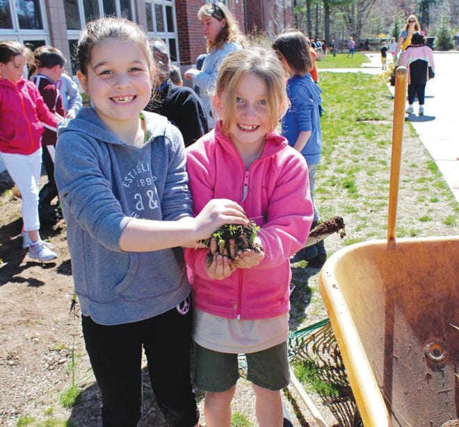 Jillian O’Connor and Clare Joslyn help clean up at Davis Hill School.