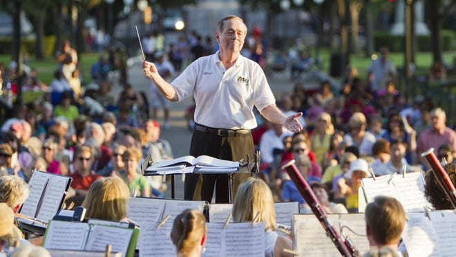 Austin Symphonic Band and director Richard Floyd will give their free Mother’s Day concert Sunday at the State Capitol.