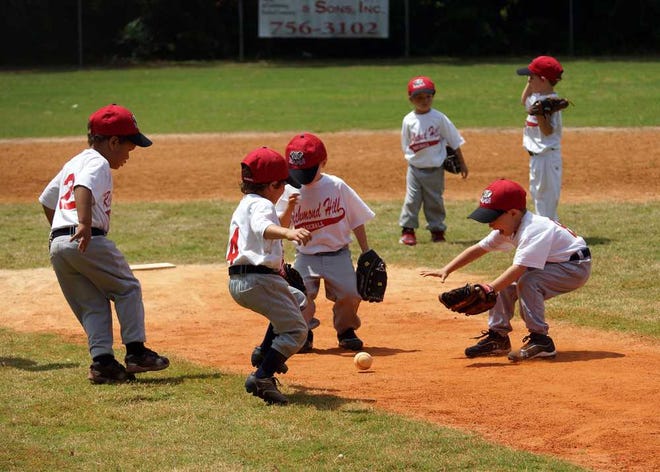 Photos by Jamie Parker/Bryan County NowTeam Bama t-ballers surround the baseball.