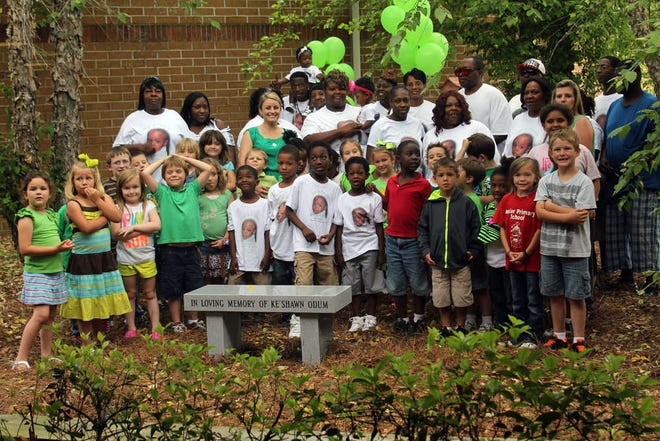 Diane Stewart/For Bryan County Now Family members, friends, staff and the kindergarten class of Ke'Shawn Odum gathered Tuesday afternoon at Lanier Primary School for a bench dedication in his honor.