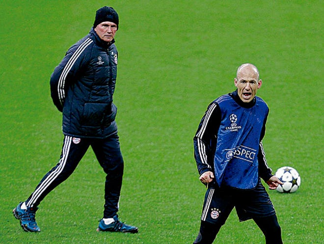 Bayern head coach Jupp Heynckes watches player Arjen Robben of the Netherlands during a training session.
ALASTAIR GRANT | THE ASSOCIATED PRESS