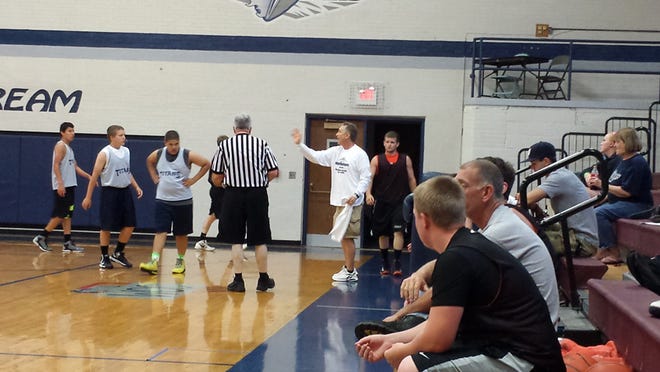 Monmouth-Roseville sophomore coach Doug Dennison talks to his sophomore squad during the Azer Clinic Shootout.