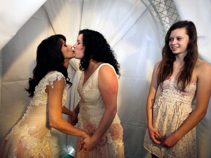 Gay, lesbian couples flock to Calif