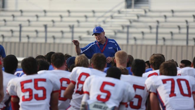 Leander coach Lee Bridges addresses the team after the spring game. Leander opens practice on Monday. Photo by Christina Shapiro