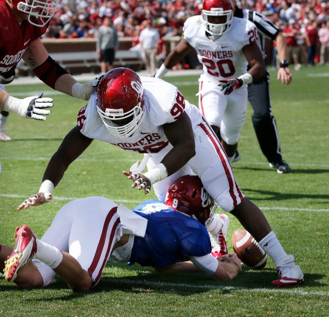 OU / UNIVERSITY OF OKLAHOMA / COLLEGE FOOTBALL: Trevor Knight chases a fumble through the legs of Chuka Ndulue (98) during the annual Spring Football Game at Gaylord Family-Oklahoma Memorial Stadium in Norman, Okla., on Saturday, April 13, 2013. The fumble was picked up by Frank Shannon (20) and carried in for a score. Photo by Steve Sisney, The Oklahoman