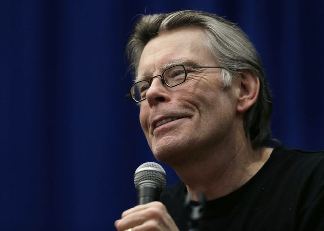 Novelist Stephen King speaks to creative writing students at the University of Massachusetts-Lowell in Lowell, Mass., Friday, Dec. 7, 2012. (AP Photo/Elise Amendola) ORG XMIT: MAEA102