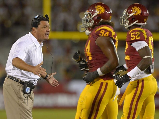 Southern California interim coach Ed Orgeron, left, talks to defensive end Leonard Williams, center, and linebacker Quinton Powell, both Mainland products, during the second half against Arizona on Thursday.