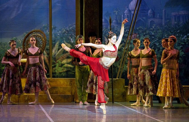 Lia Cirio in Boston Ballet's La Bayadere.